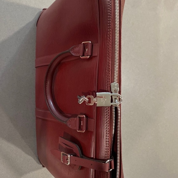 Authentic Louis Vuitton Epi satchel - Picture 7 of 16